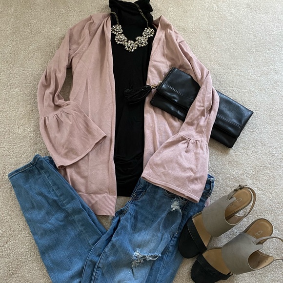 Sweaters - 💰⬇️ Pink flare sleeve cardigan